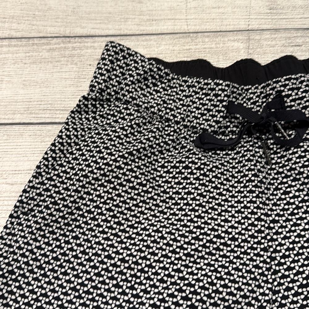 🍋Women’s Lululemon On The Fly Short 2.5” size 4 monochromatic black🍋 - Picture 4 of 16